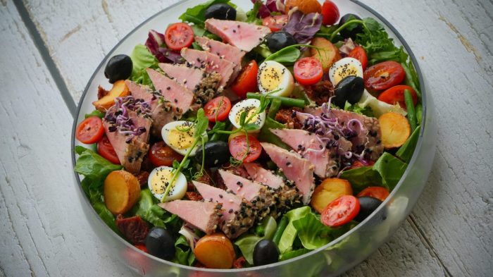 Salotos su tunu, šviežiomis daržovėmis, alyvuogėmis ir putpelių kiaušiniais – maistas šventėms ir renginiams | Catering services