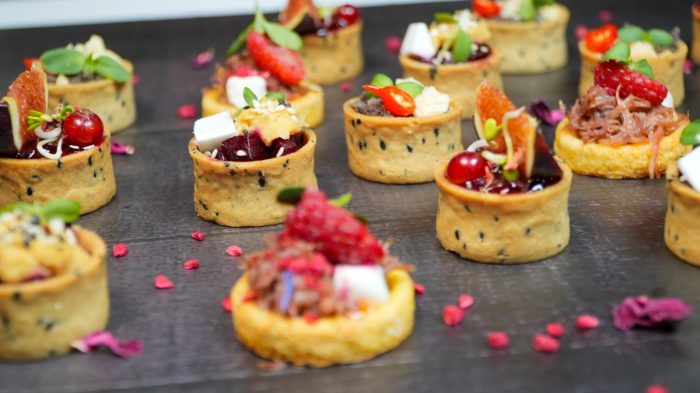 Spalvingi mini vieno kąsnio užkandžiai krepšeliuose su įvairiais įdarais, skirti šventėms ir renginiams | Dineris catering