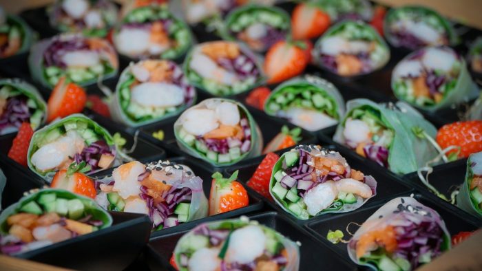 Spalvingi summer rolls su šviežiomis daržovėmis ir įvairiais įdarais – lengvi užkandžiai šventėms ir renginiams | catering service ISM