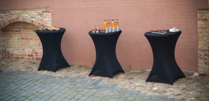 Baro stalai su užkandžiais ir gėrimais, paruošti krikštynų šventės svečiams.