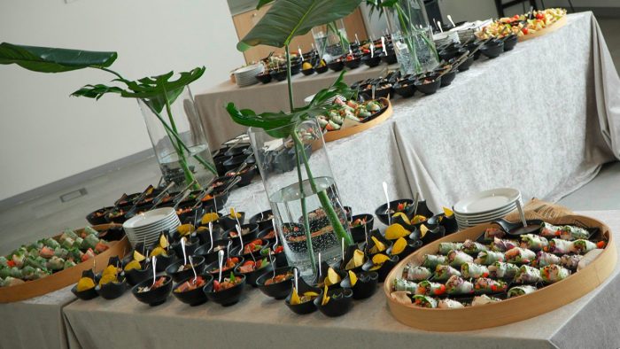 Vasariški porcijiniai užkandžiai indeliuose, serviruoti ant furšetinio stalo šventės ar renginio metu | Catering service