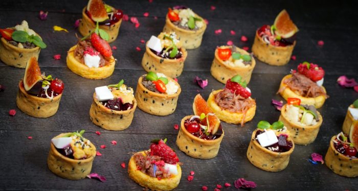 Įvairių rūšių vieno kąsnio užkandžiai krepšeliuose su spalvingais įdarais šventėms ir renginiams | Dineris catering