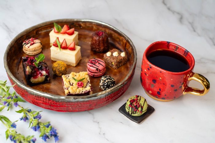 Mini desertų asorti kavos pertraukėlėms, konferencijoms ir įmonių renginiams – Catering Vilnius, Dineris.