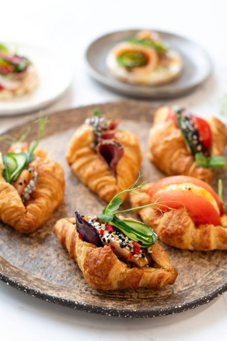 daryti mini kruasanai su įvairiais pikantiškais įdarais šventėms ir kavos pertraukėlėms – Catering Vilnius, Dineris
