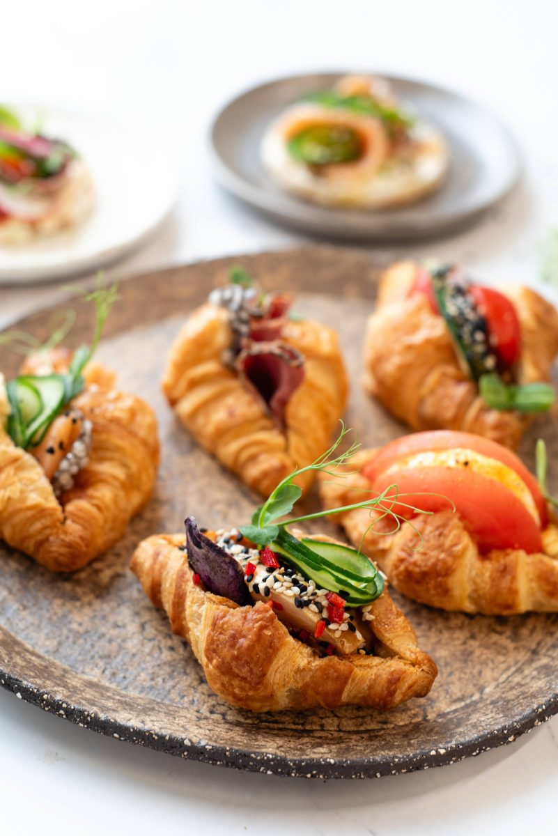 daryti mini kruasanai su įvairiais pikantiškais įdarais šventėms ir kavos pertraukėlėms – Catering Vilnius, Dineris