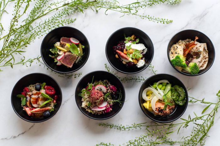 Porcijiniai užkandžiai indeliuose su mėsa, žuvimi ir daržovėmis renginiams – Catering Vilnius, Dineris.