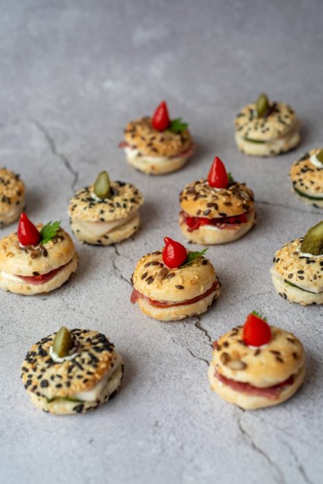 Mini beigeliai su įvairiais įdarais – vieno kąsnio užkandžiai šventėms ir renginiams, Catering Vilnius – Dineris.