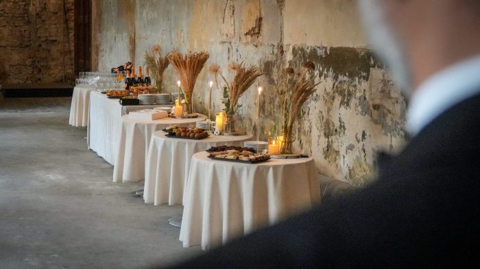 Šampano staliukas ir užkandžiai vestuvėms – „Dineris“ maitinimas šventėms Vilniuje.