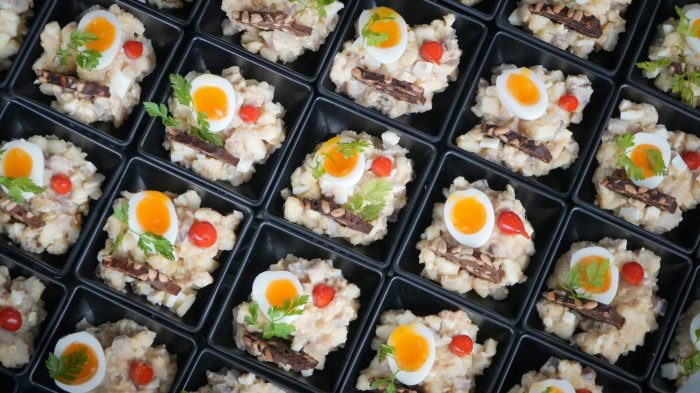 Tvarkingai išdėliotos silkės foršmako porcijos su kiaušiniais ir rugine duona – šalti užkandžiai vestuvėms ir kitoms šventėms iš „Dineris“.